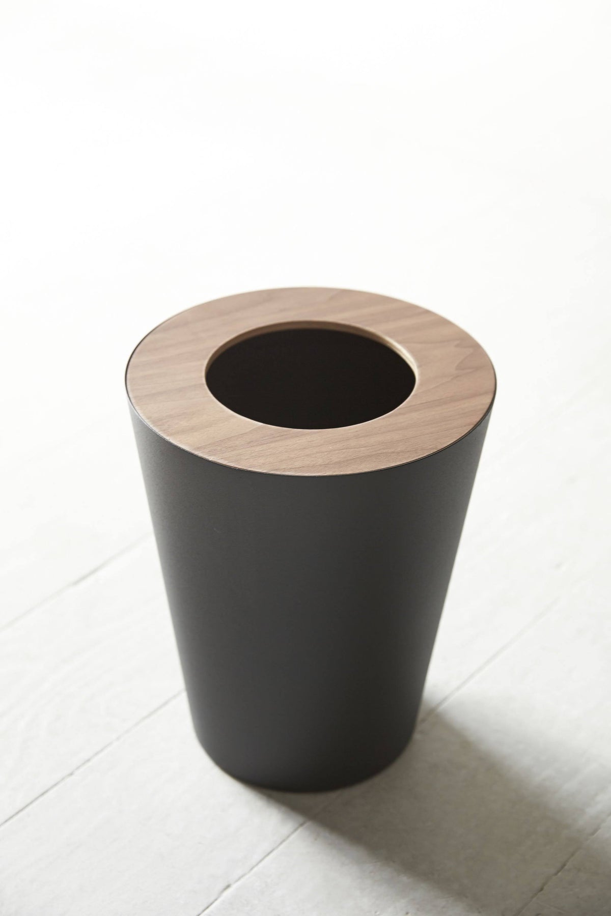 White Round Trash Can Z648151